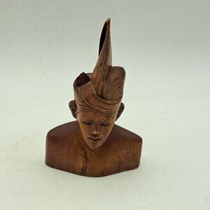 Carved Singapore Statue